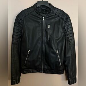 H & M WOMEN'S SIZE SMALL BLACK ZIP UP FRONT POCKETS FAUX LEATHER JACKET